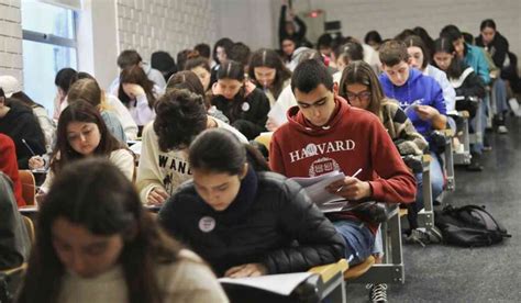 Estudiantes universitarios manifestándose en Chile