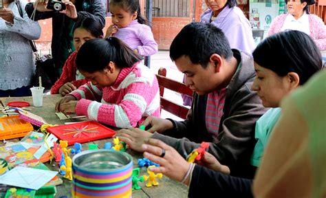 niños con discapacidad haciendo manualidades