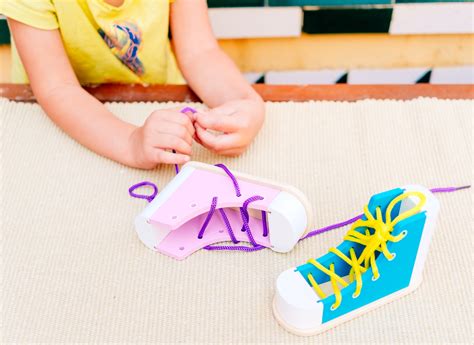 Niño con dificultad para atarse los cordones, simbolizando la torpeza motriz