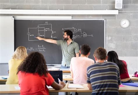 Profesor explicando una lección a un alumno con TANV con material visual simplificado
