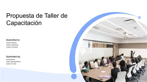 Persona con discapacidad en un taller de capacitación, realizando una actividad práctica