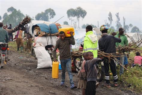 Niños y familias en un campamento de desplazados internos en Mozambique.