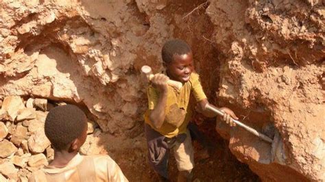 Niños trabajando en minas de cobalto en la República Democrática del Congo