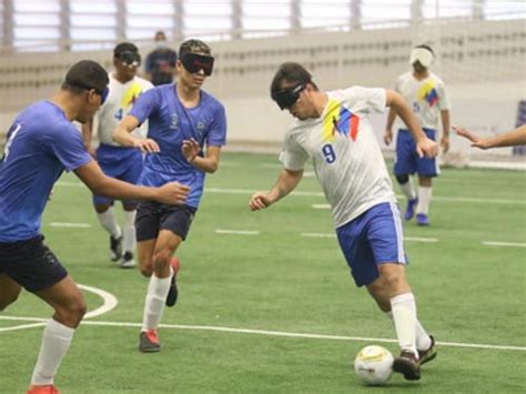 Imagen de un partido de fútbol para ciegos con balón sonoro