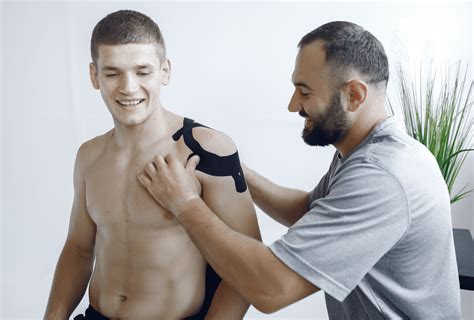 Foto de para atleta recibiendo tratamiento de kinesiología en un hombro
