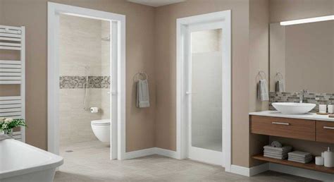 Tipos de puertas para baños accesibles: batientes y correderas