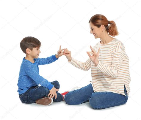 Madre e hijo con discapacidad abrazándose con alegría, mostrando amor y conexión profunda
