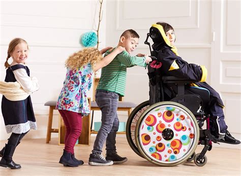 Niños con discapacidad intelectual jugando activamente en un espacio adaptado