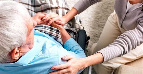 Manual de cuidados domiciliarios: una persona cuidando a un adulto mayor en casa