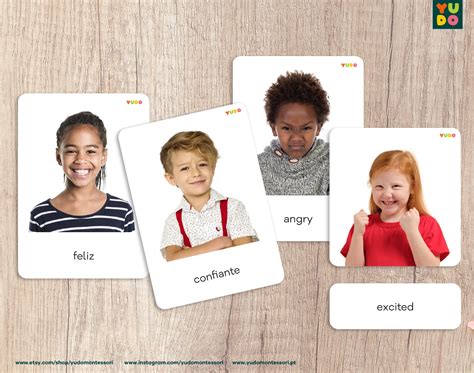 Niños identificando emociones con tarjetas