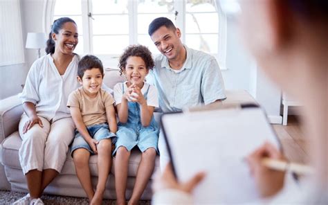 Ilustración de un trabajador social interactuando con una familia en su hogar