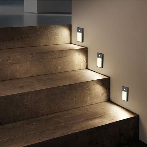 Pasillo bien iluminado con luces LED y sensor de movimiento en un hogar adaptado