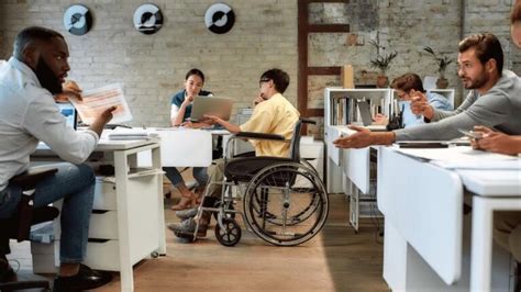 Funcionarios públicos participando en una capacitación sobre inclusión laboral