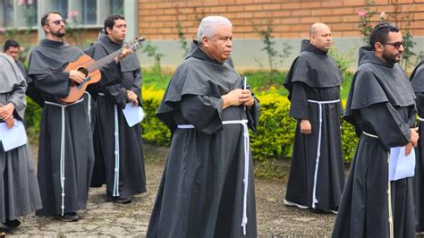 Foto de ancianos orando por un miembro de la congregación