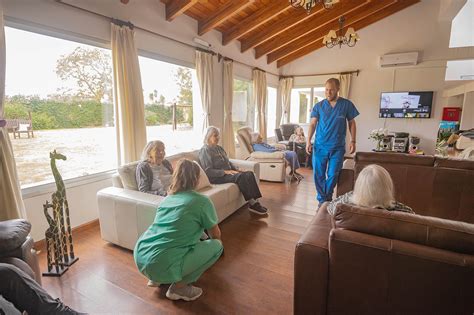 Residencia para adultos mayores con jardín y vista a la cordillera