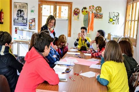 Jóvenes participando en un taller artístico en la Residencia Familiar de Coyhaique