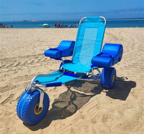 Silla de ruedas anfibia en la arena de una playa