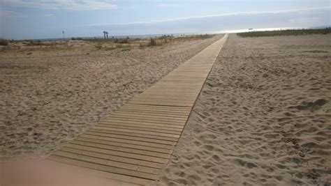 Pasarela de madera que atraviesa una duna para facilitar el acceso a la playa
