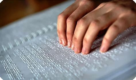 Ejemplo de placa informativa con sistema Braille y caracteres en relieve instalada en una pared