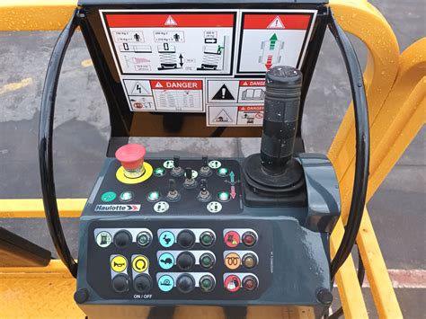 Panel de control con mandos manuales y adaptaciones de dirección para personas con movilidad reducida