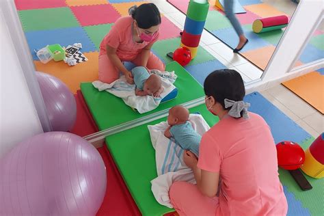 Niños con discapacidad participando en actividades de estimulación temprana con profesionales
