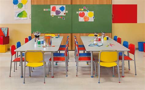 Foto de un aula de jardín infantil con mobiliario adaptable y amplios pasillos