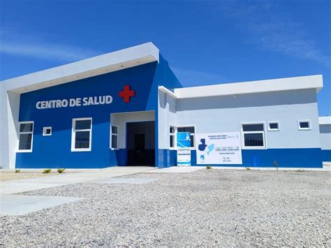 Fotografía de un centro de salud con infraestructura accesible, incluyendo rampas y señalética adaptada