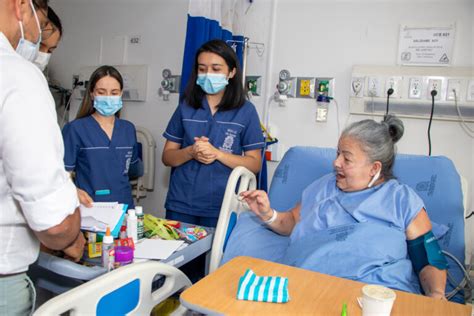 Foto: Paciente recibiendo cuidado humanizado en un entorno hospitalario