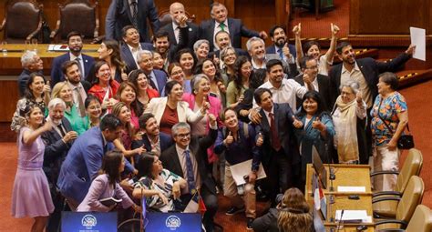 Fotografía de parlamentarios chilenos celebrando la aprobación de la reforma de pensiones