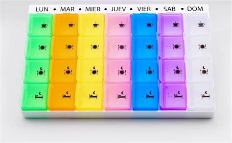 fotografía de un pastillero organizado con etiquetas en braille