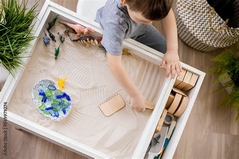 Foto de niño interactuando con una caja sensorial