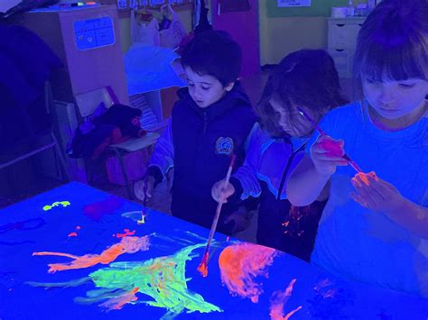 Foto de taller de luz negra con pinturas fluorescentes