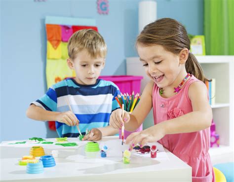 Foto de niños realizando manualidades inclusivas