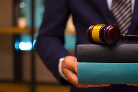 Esquema sobre la importancia de la legislación en la eliminación de barreras sociales y físicas.