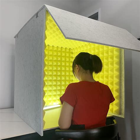 Fotografía de Lina Dong en una cabina de grabación