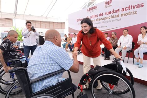 Foto de jóvenes adultos con discapacidad participando en actividades grupales en un centro de habilitación diurna