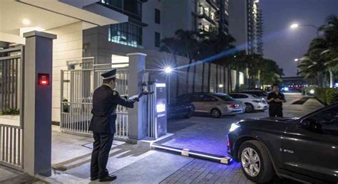 Fotografía de un acceso vehicular a un condominio con sistemas de seguridad, destacando el control de entrada