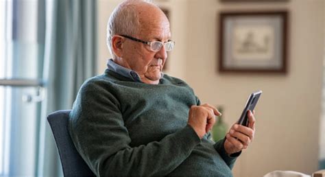 Infografía o foto de un celular adaptado para adultos mayores, mostrando íconos grandes de sus funciones principales