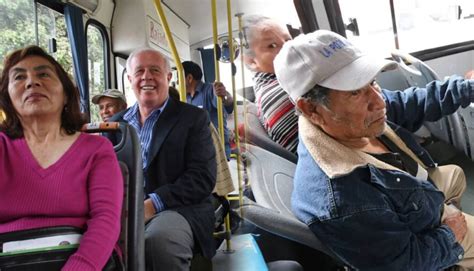 Foto de adultos mayores utilizando el transporte público en Chile