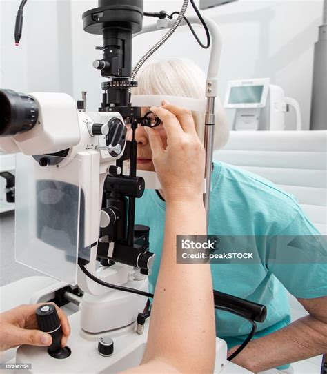 Foto de una persona mayor siendo examinada por un oftalmólogo