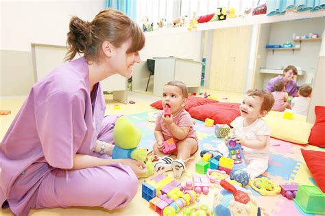 Iconos o ilustración que representen diferentes roles de cuidado infantil: niñera, auxiliar de guardería, educadora