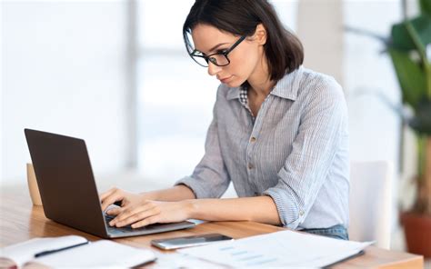 Persona actualizando datos en línea