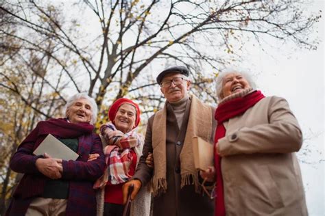 Fotografía de un adulto mayor sonriendo, rodeado de su familia