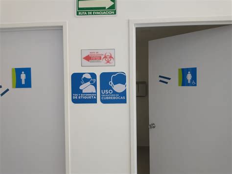 señalética de un centro de convenciones con indicaciones de registro