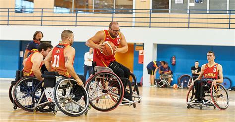 Deportistas con discapacidad practicando boccia