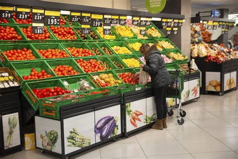 Esquema de un supermercado, destacando el perímetro donde suelen ubicarse los productos frescos y saludables, con un carro de compras lleno.