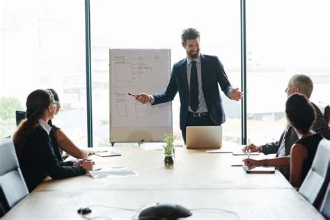 Foto: Una persona profesional liderando una reunión con miembros de la comunidad o un equipo de trabajo