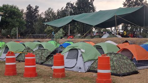 Fotografía de niños refugiados asistiendo a clases en un campamento o escuela temporal.