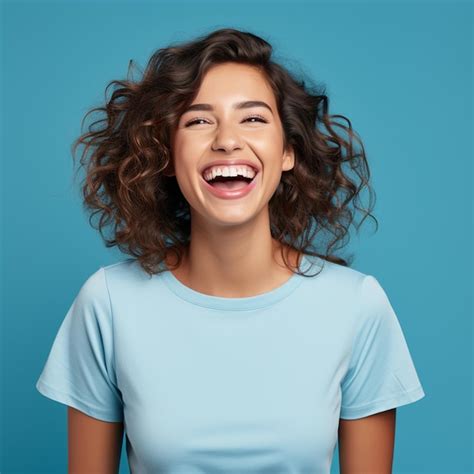 Persona mayor sonriendo, con un paisaje sereno de fondo, simbolizando bienestar.