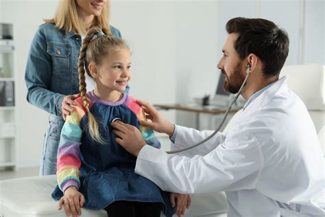 Profesionales de la salud infantil trabajando con niños